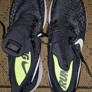 NIKE RUNNING SHOES